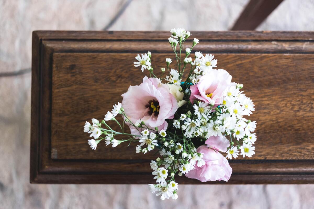 Caixão com flores.