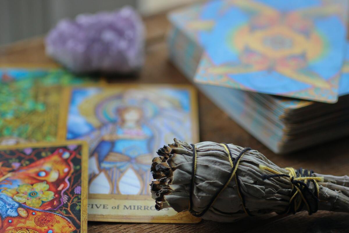 Cartas de tarot espalhadas.