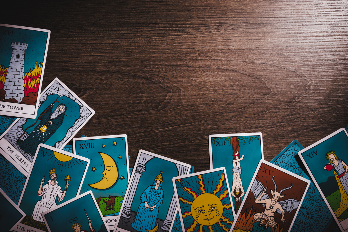 Cartas de tarot espalhadas.