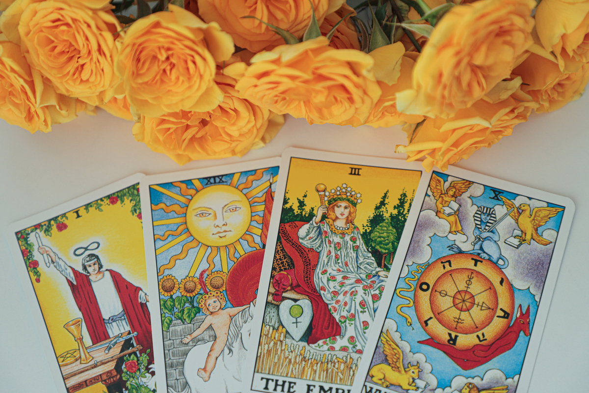 Cartas de tarot alinhadas.