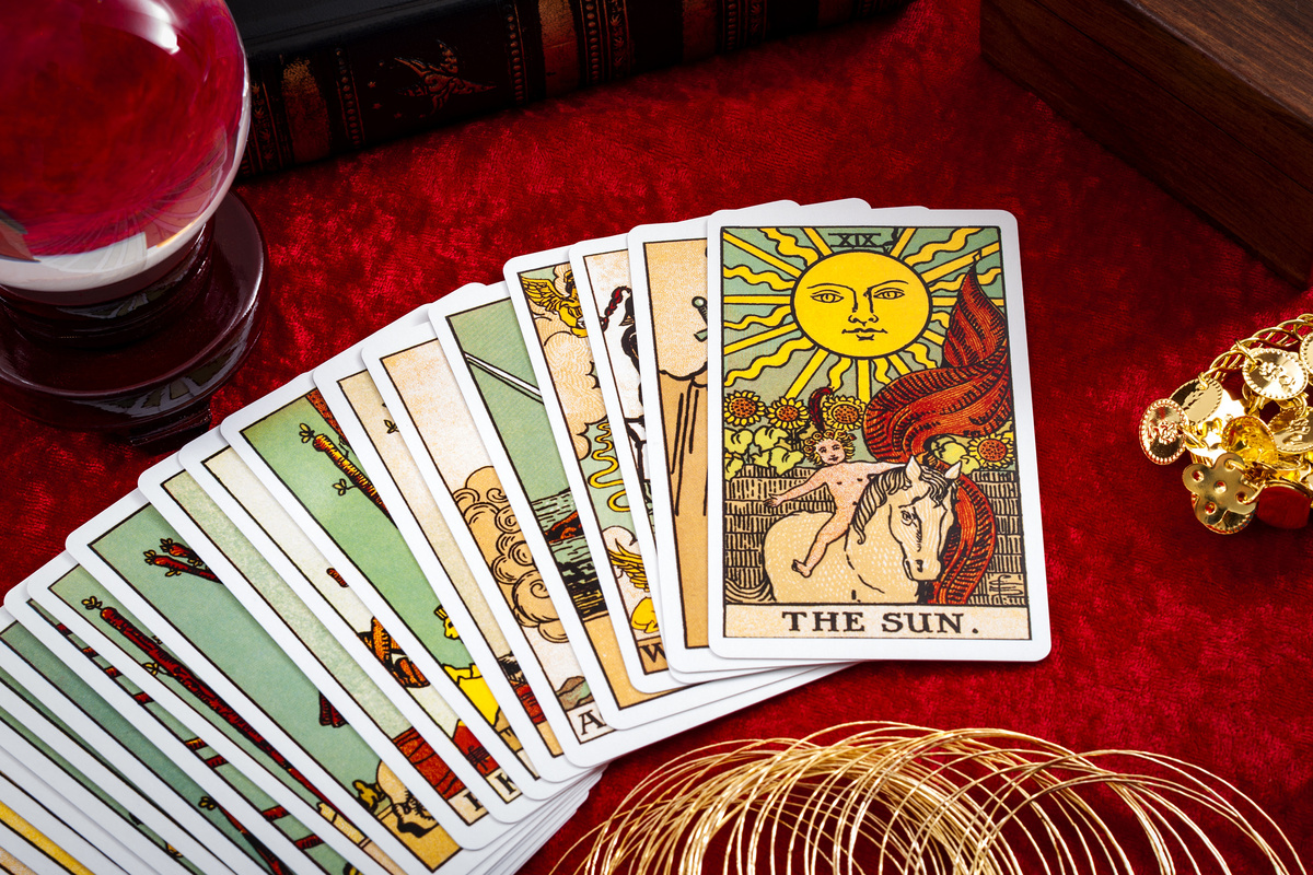 Cartas de tarot alinhadas.