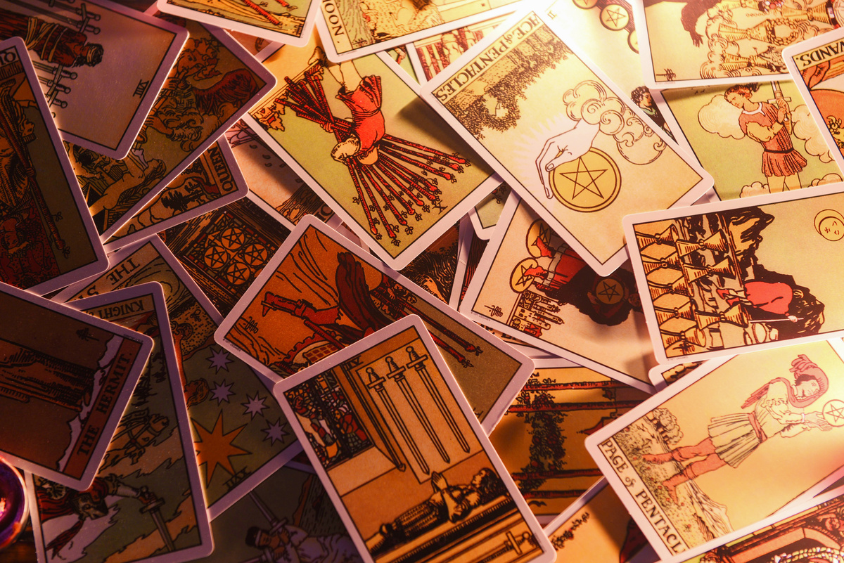 Cartas de tarot espalhadas.