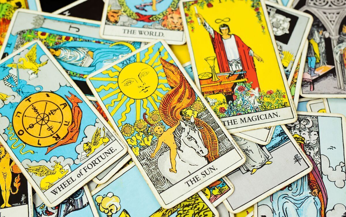 Cartas de tarot espalhadas.