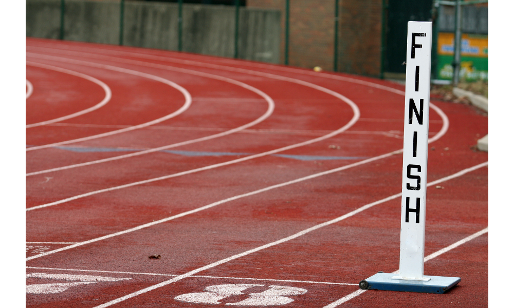 Pista de corrida com a placa "finish".