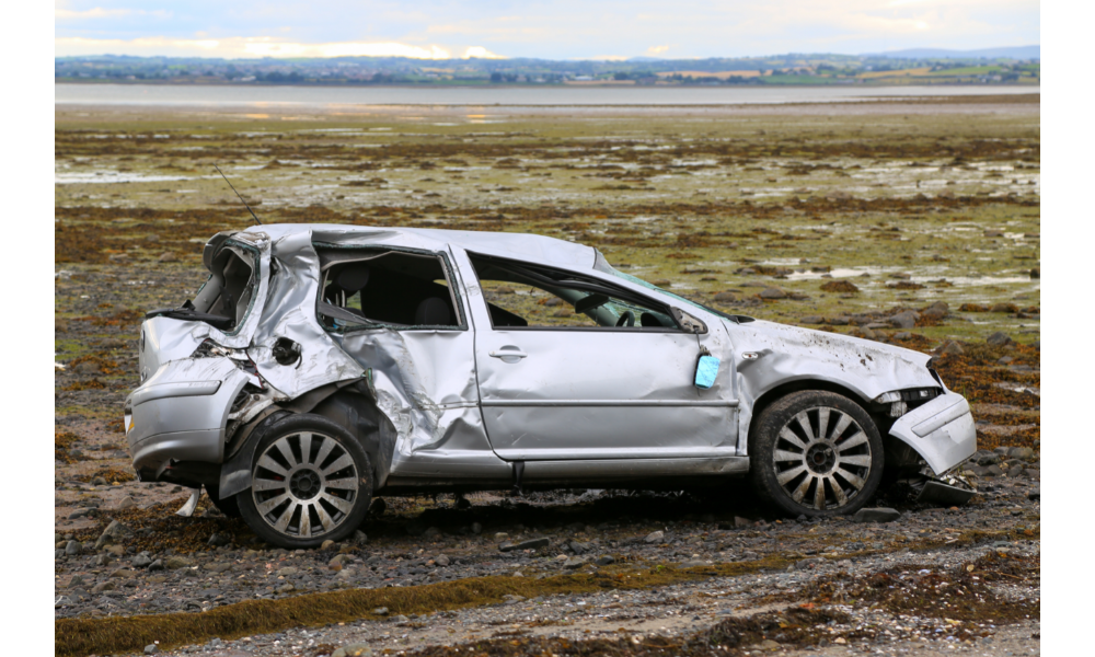 Carro batido após um acidente.