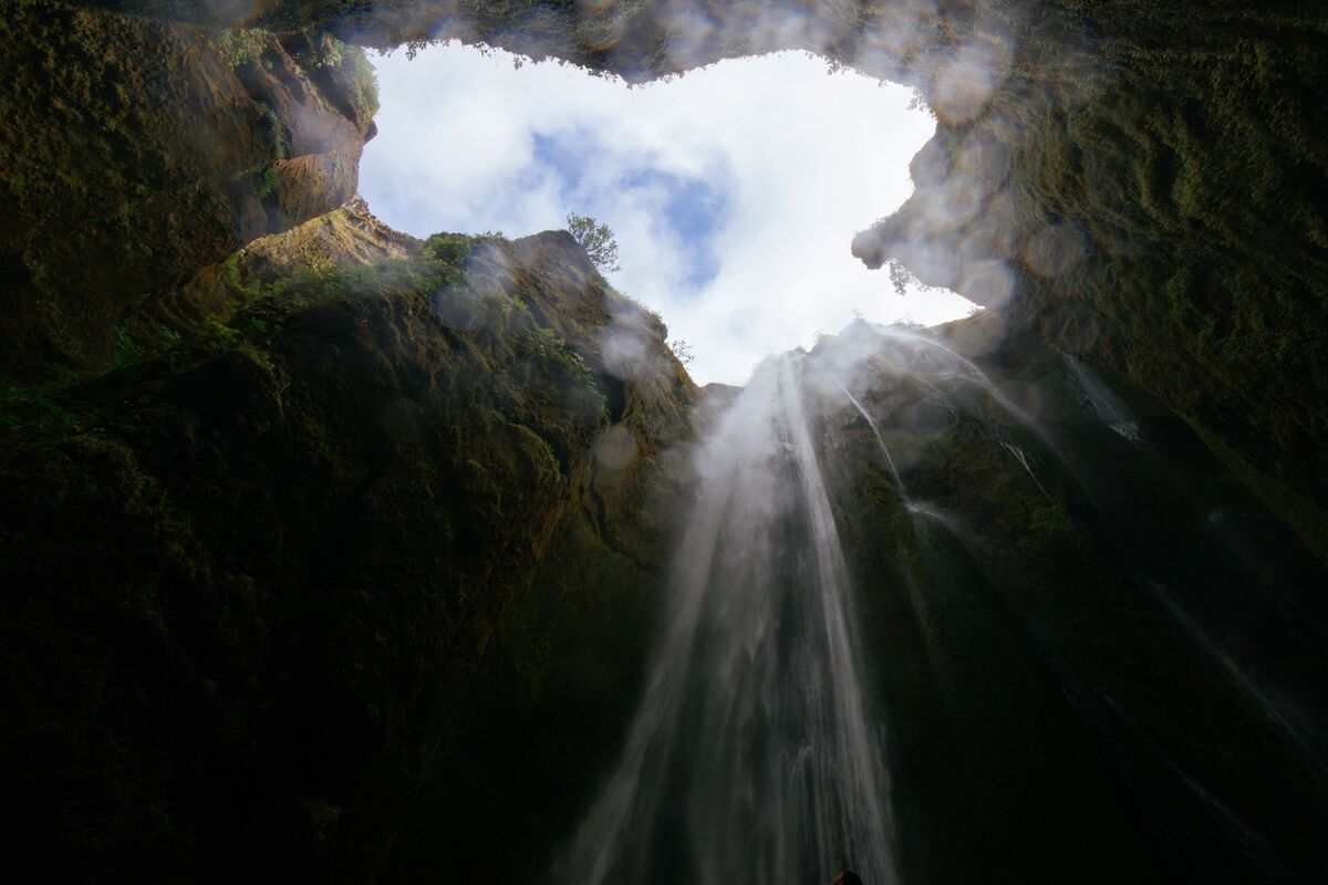 Poço fundo e com águas cristalinas.