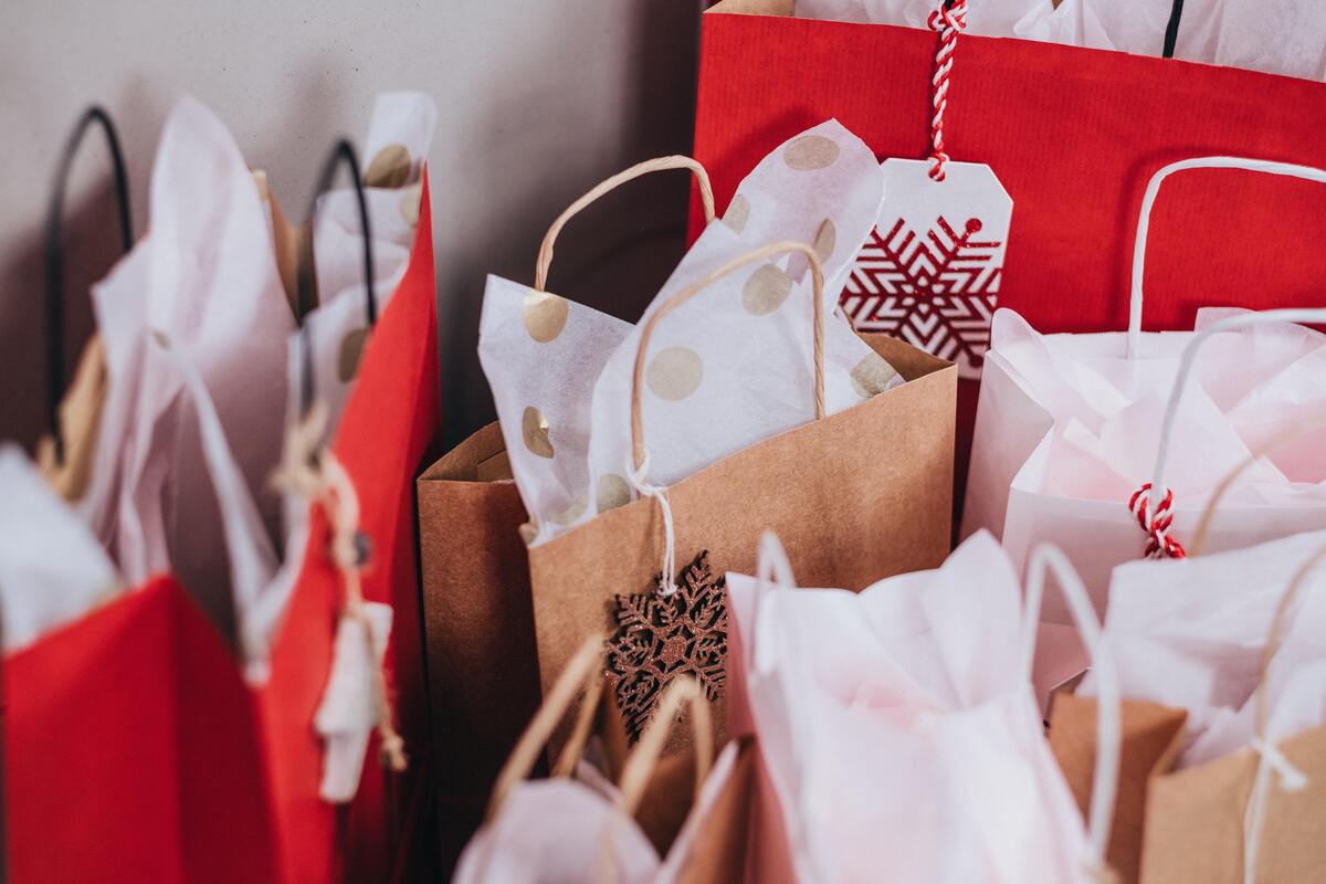 Várias sacolas de compras. 