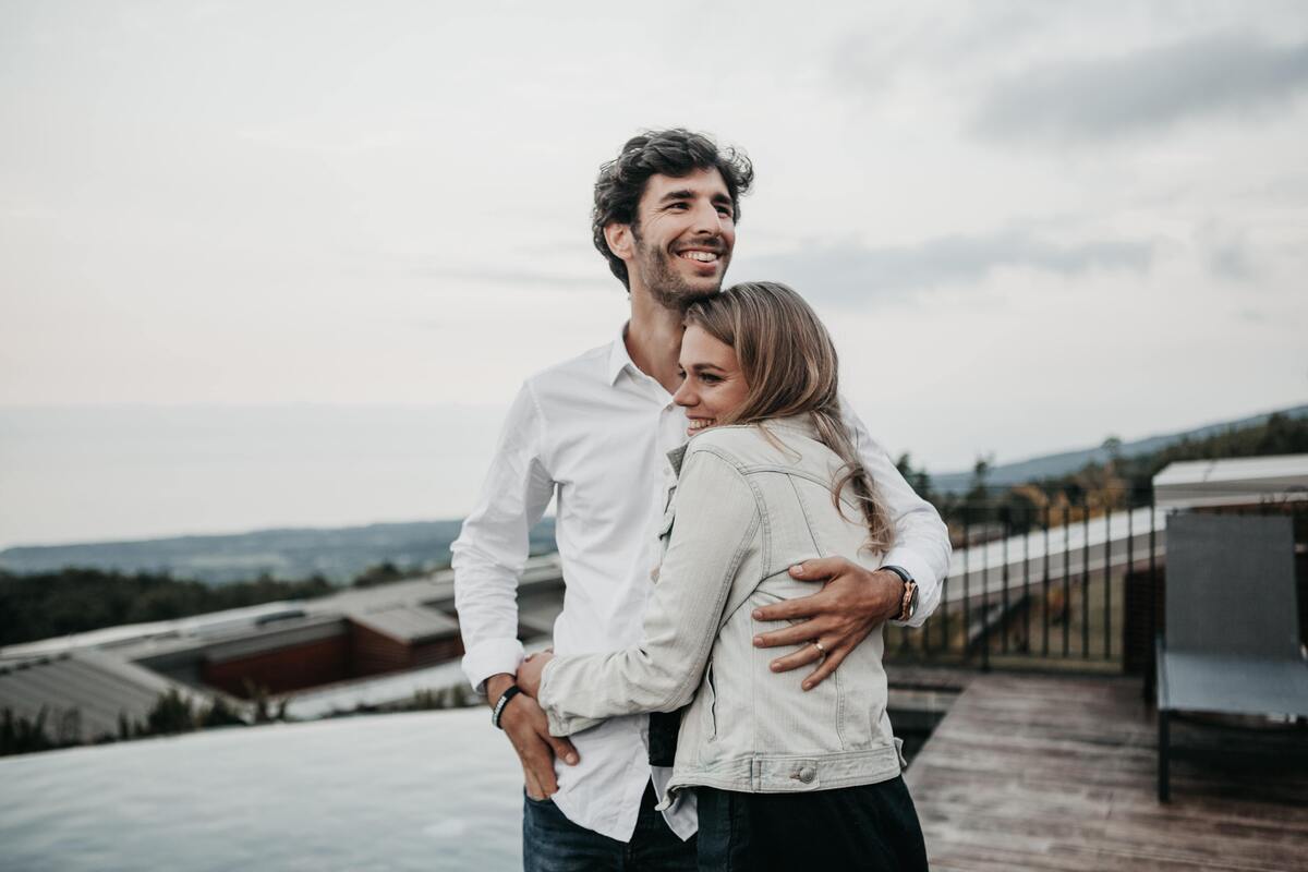 Casal abraçado.