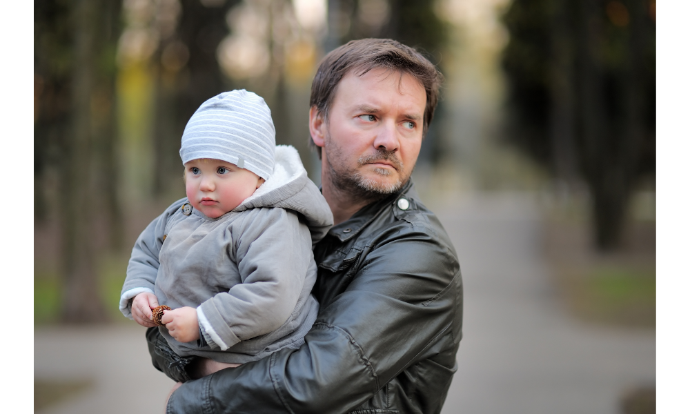 Homem sequestrando um bebê.