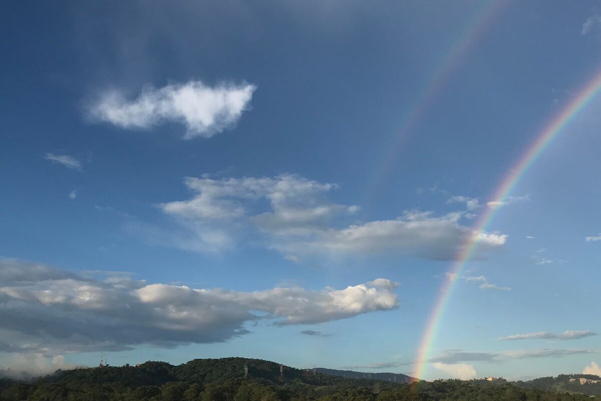 Arco-íris no céu.