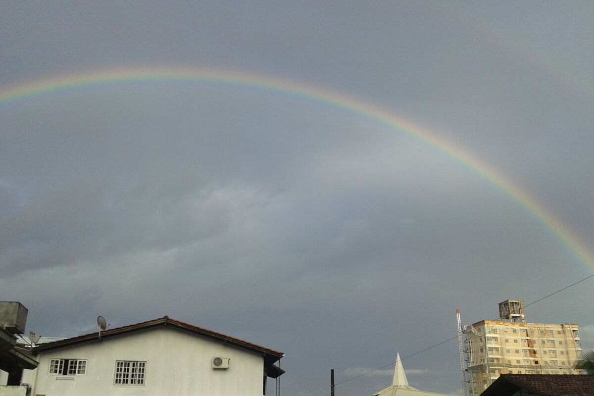 Arco-íris em cidade.