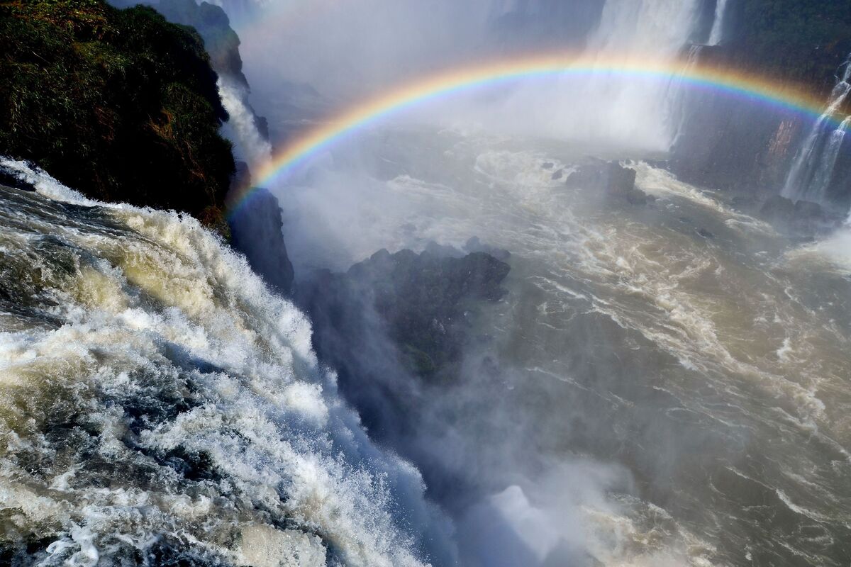 Arco-íris em cachoeira.