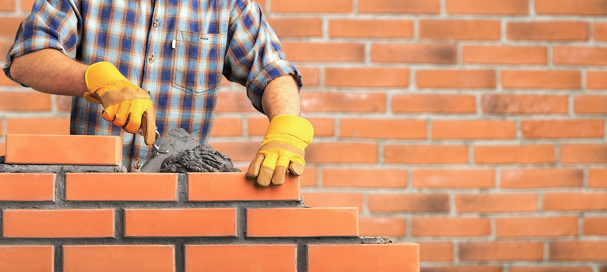 Pedreiro construindo uma casa.