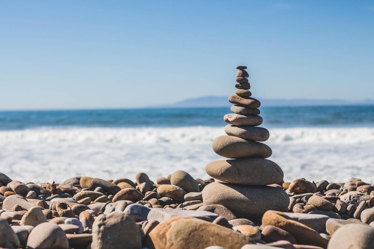 Pedras equilibradas simbolizando os chacras