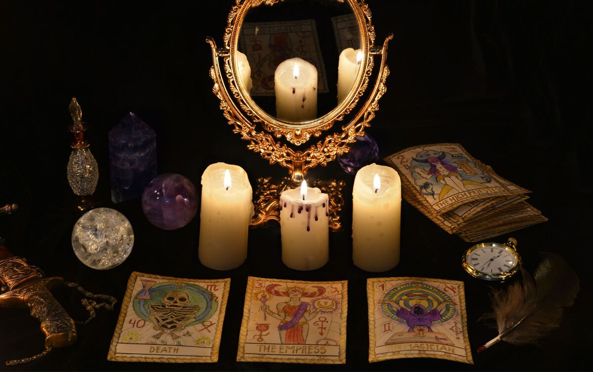 Cartas de Tarot e velas.