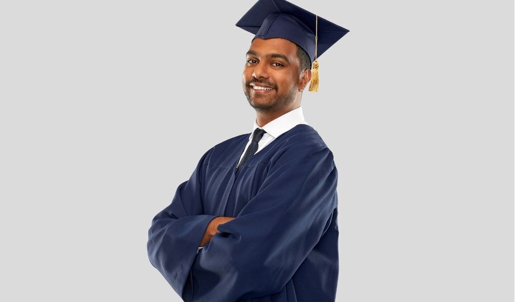 Menino com roupa de formatura