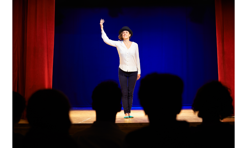 Atriz se apresentando em um palco.