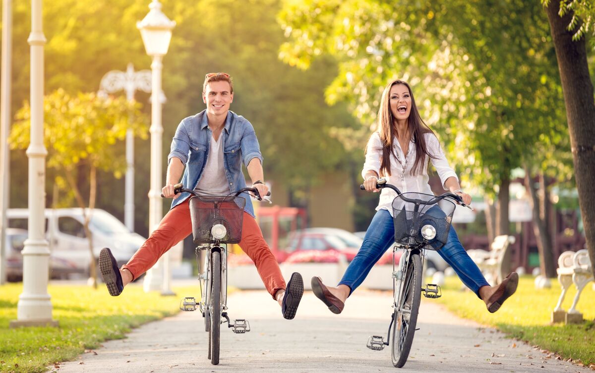 Homem e mulher andando de bicicleta.