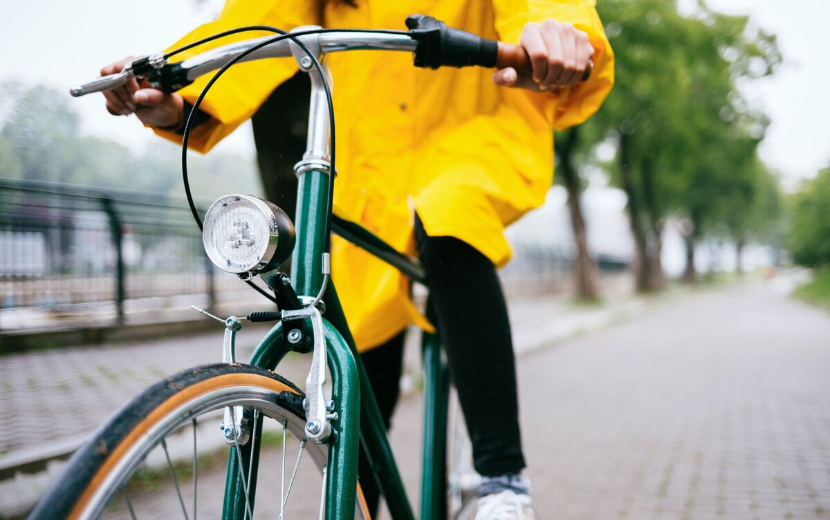 Criança andando de bicicleta.