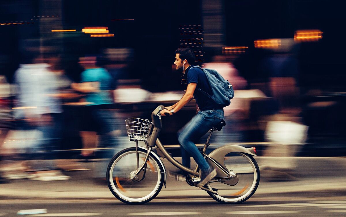 Homem andando de bicicleta.