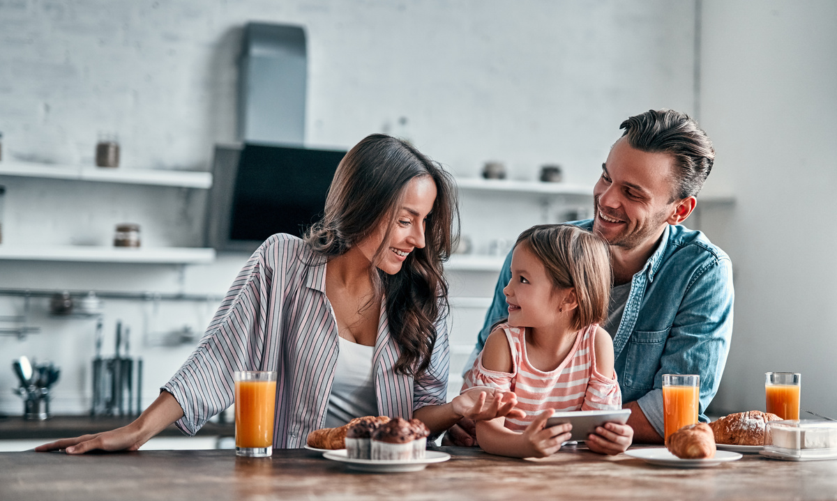 Família cozinhando em cozinha