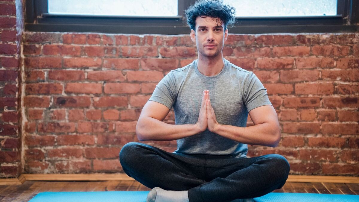 Homem meditando.