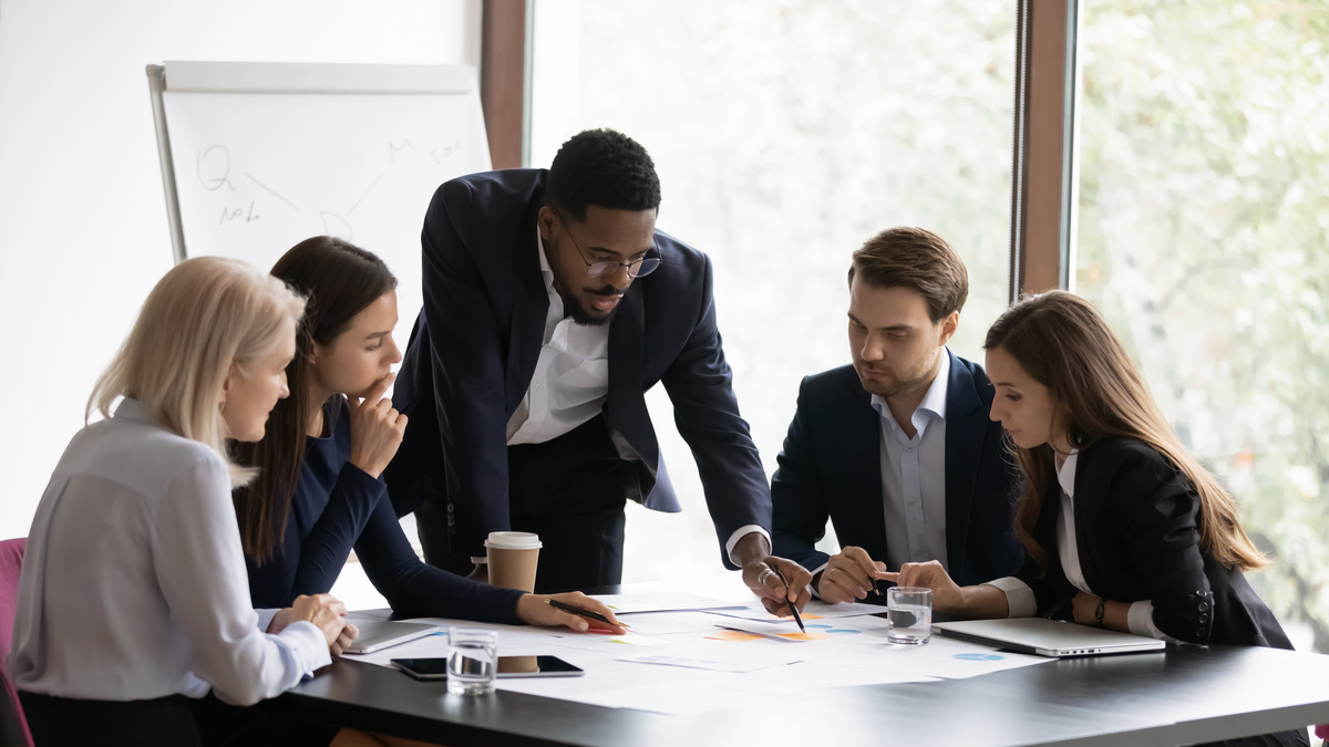 Homem liderando projeto de trabalho