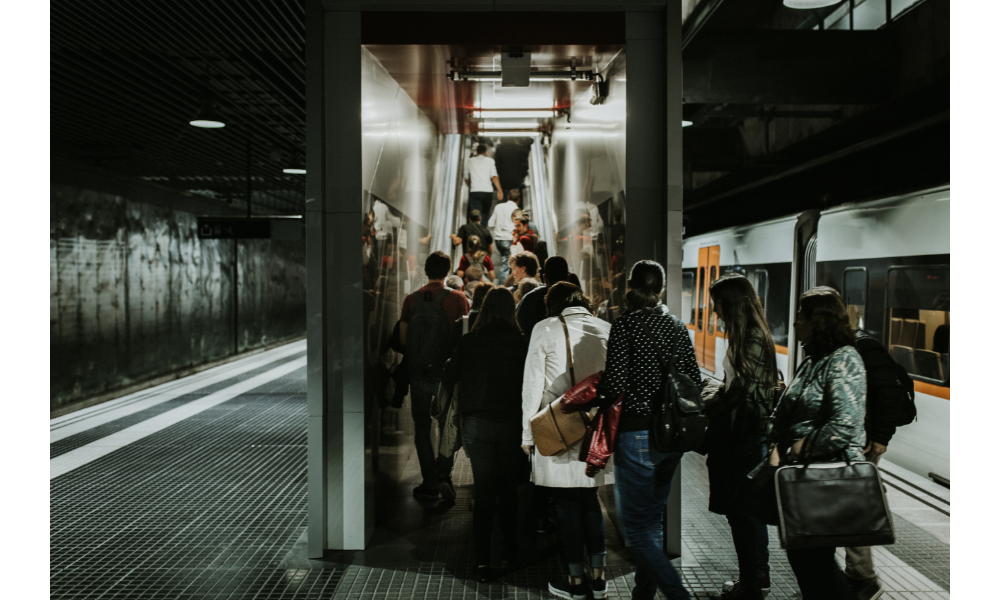 Pessoas na fila de um metrô.