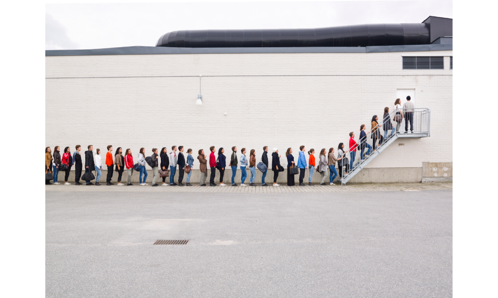 Pessoas em fila reta.