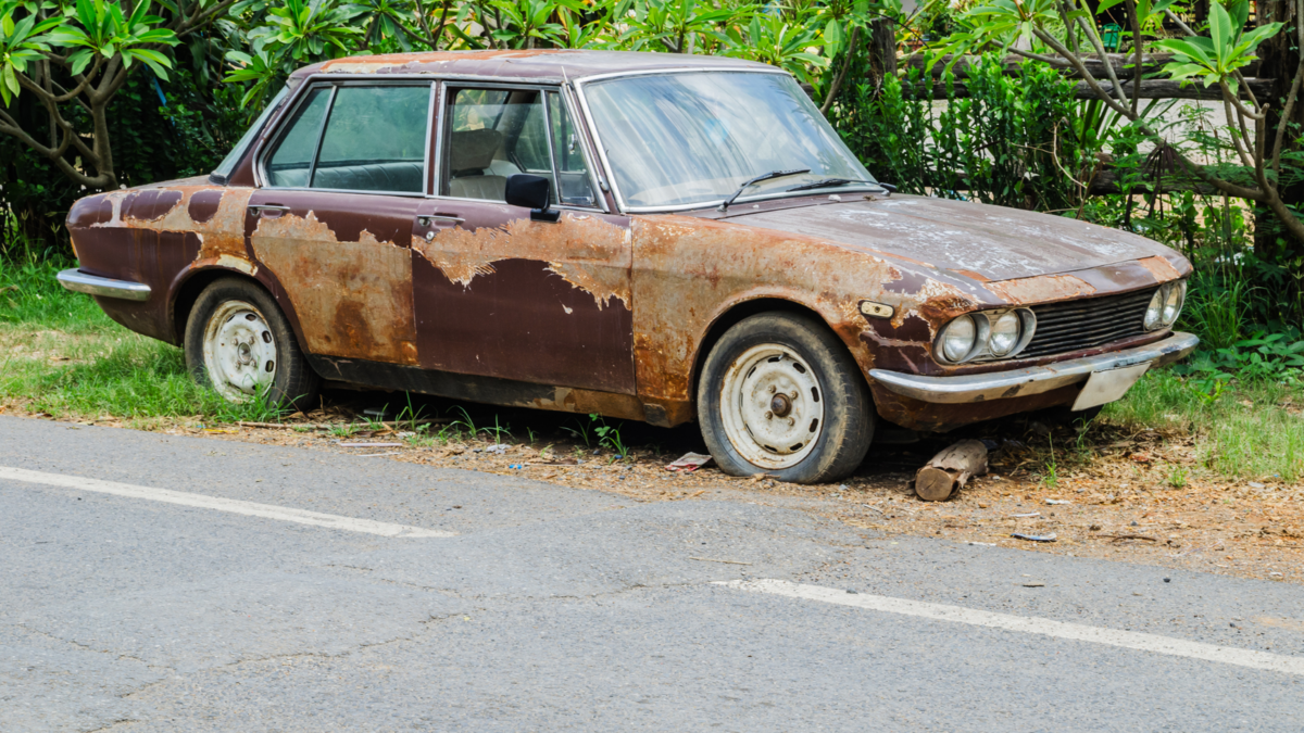 Um carro velho. 