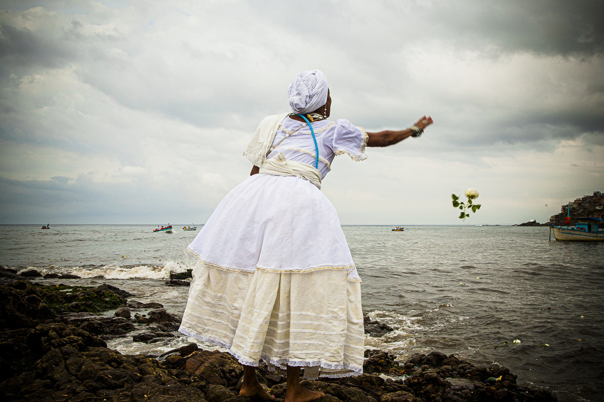 Mulher do Candomblé à beira da praia.