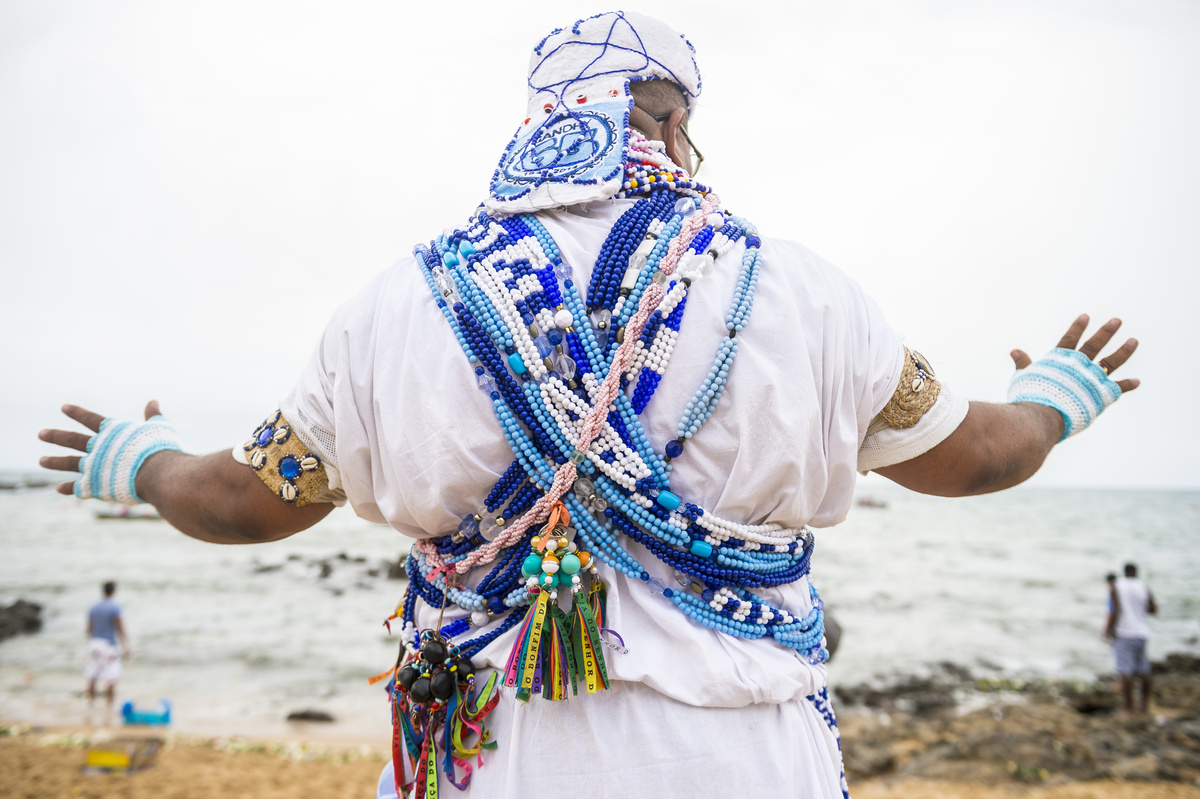 Homem do Candomblé em praia.