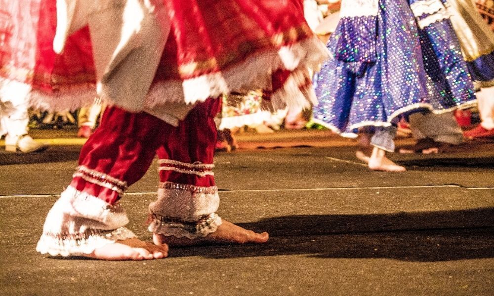 Praticante de Candomblé usando roupas de Logun Edé.