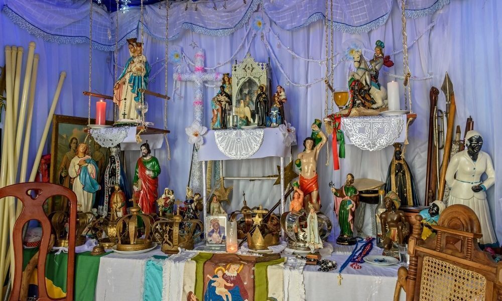 Altar de Candomblé e sincronismos.