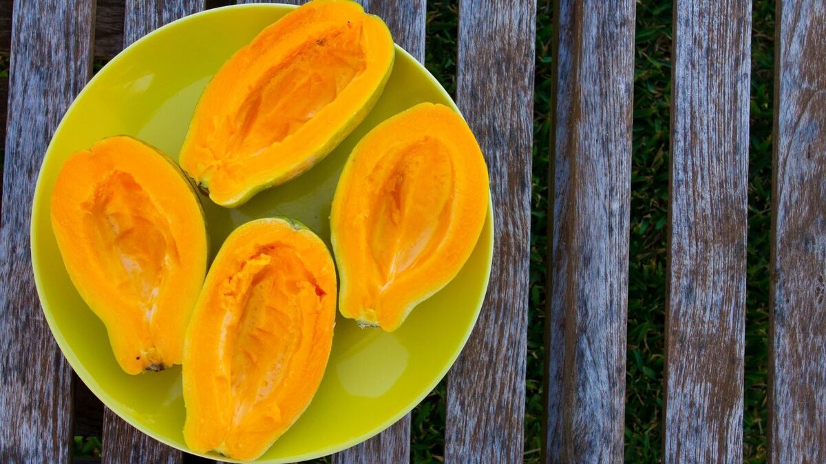 Mamão aberto sem caroço.