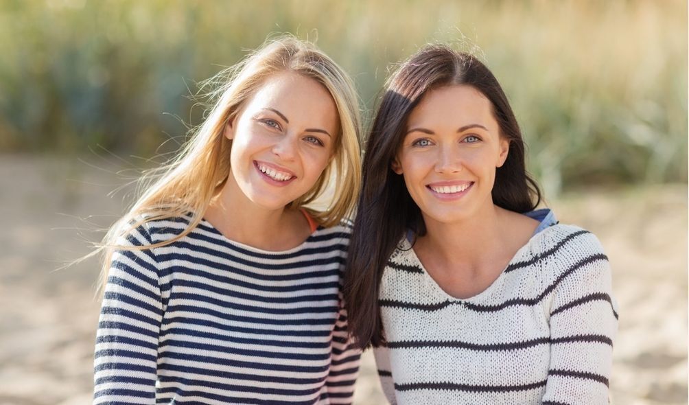 Foto de duas mulheres 