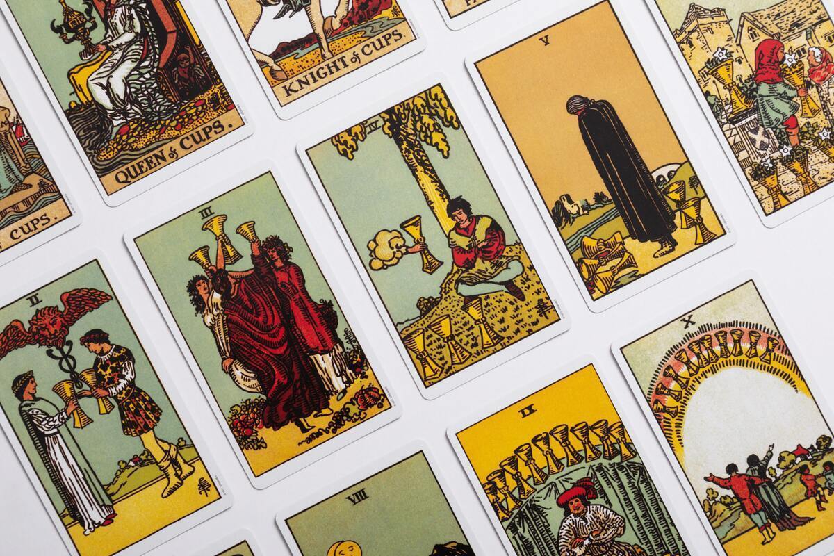 Cartas de tarot alinhadas.