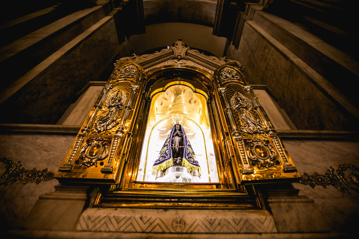 Imagem de Nossa Senhora da Aparecida na igreja