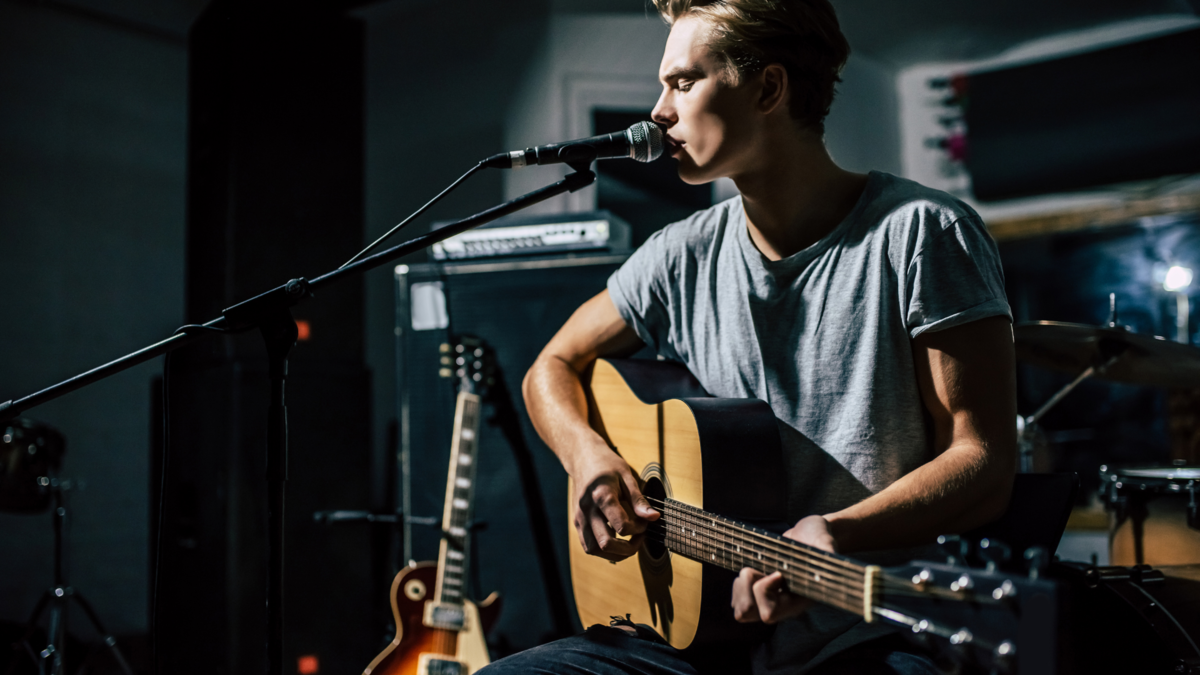 Um homem cantando. 