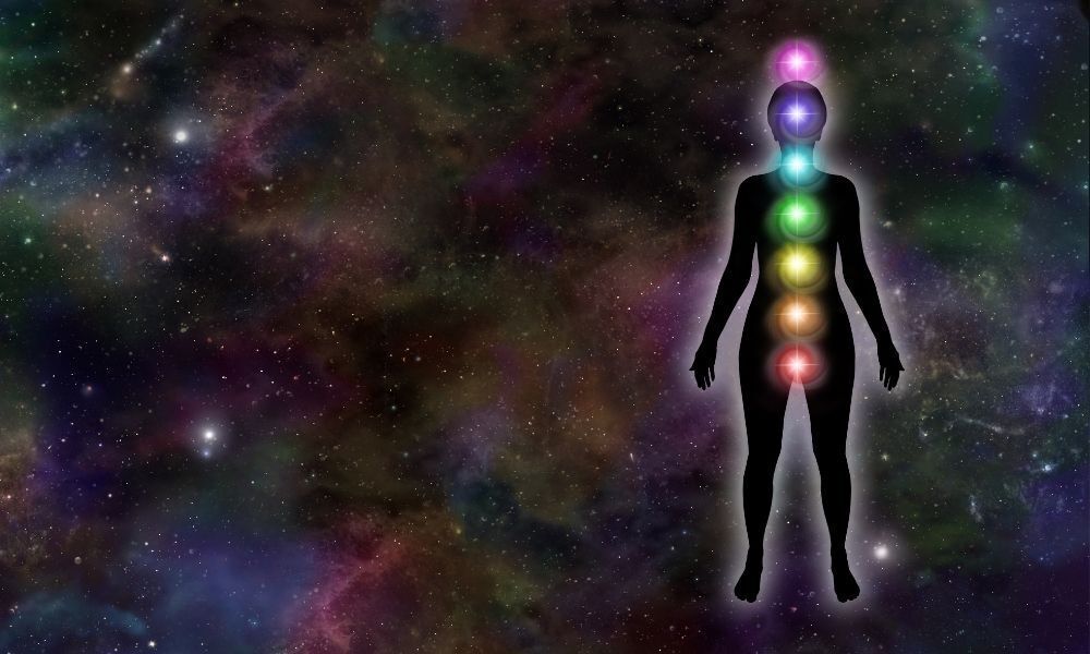 Corpo humano com chakras para Apometria Quântica.