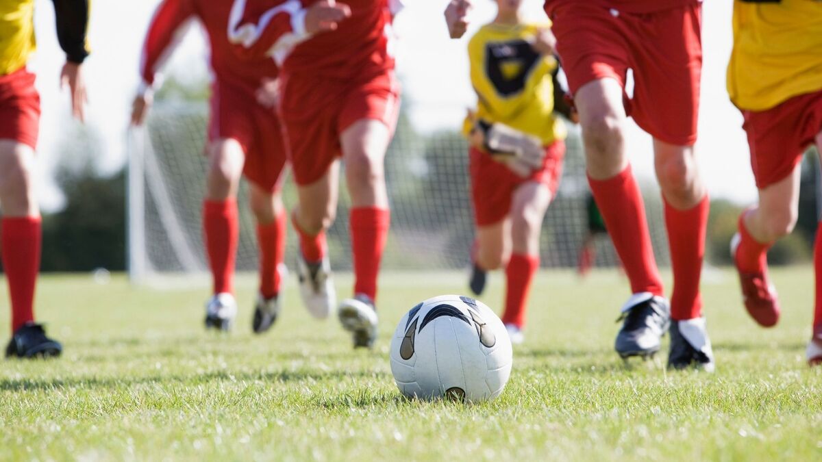 Pessoas jogando bola.