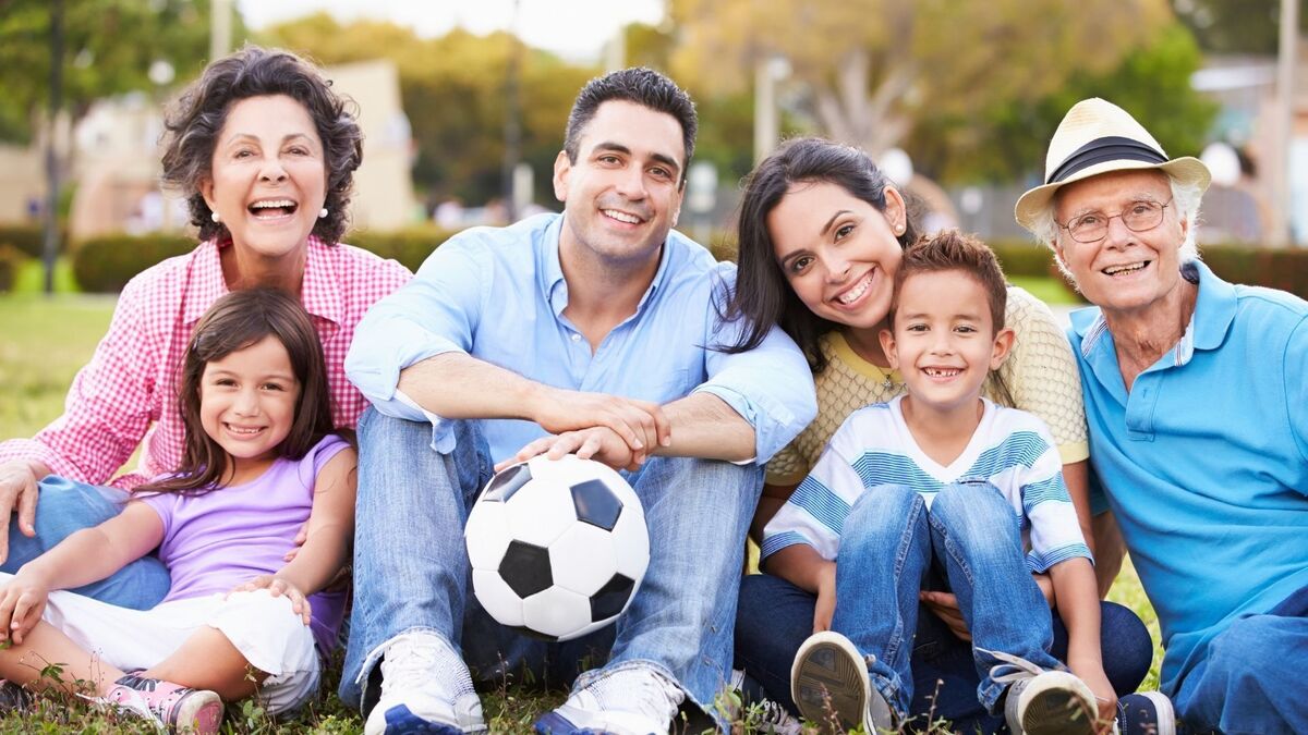 Família com uma bola.