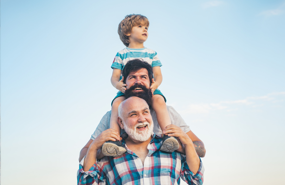 Imagem de avó, pai e filho.