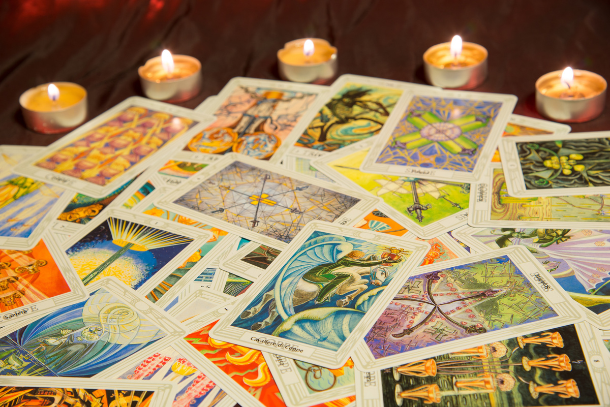 Cavaleiro de Copas e outras cartas  do Tarot espalhadas em mesa