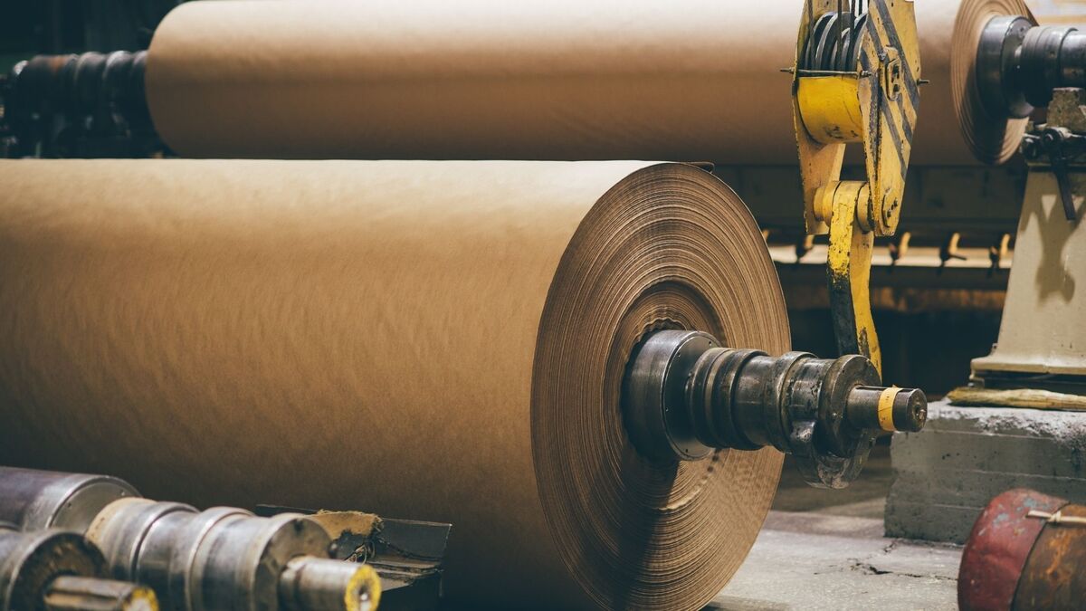 Rolos de papel em uma fábrica.