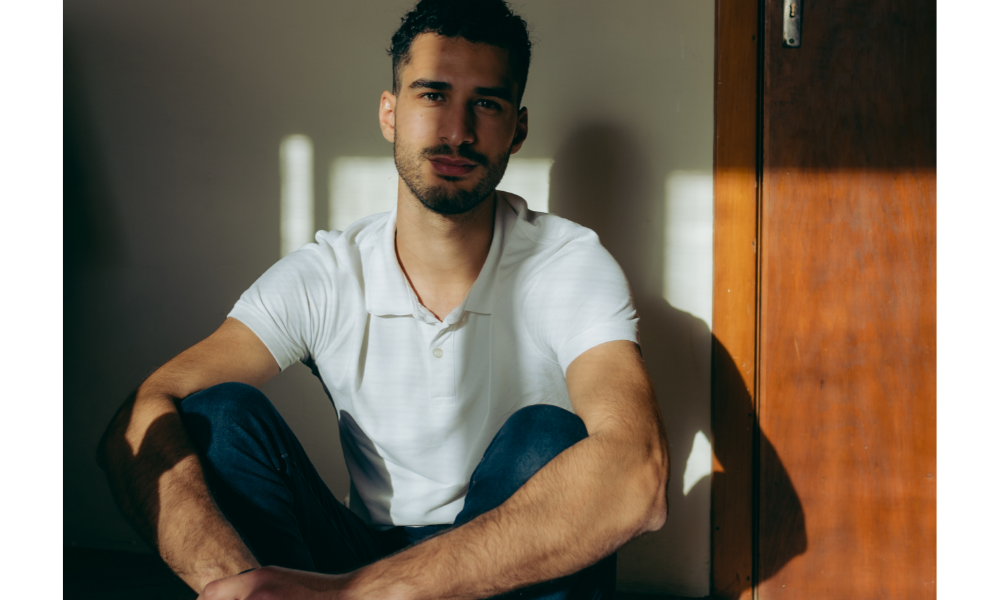 Homem vestido com camiseta branca.