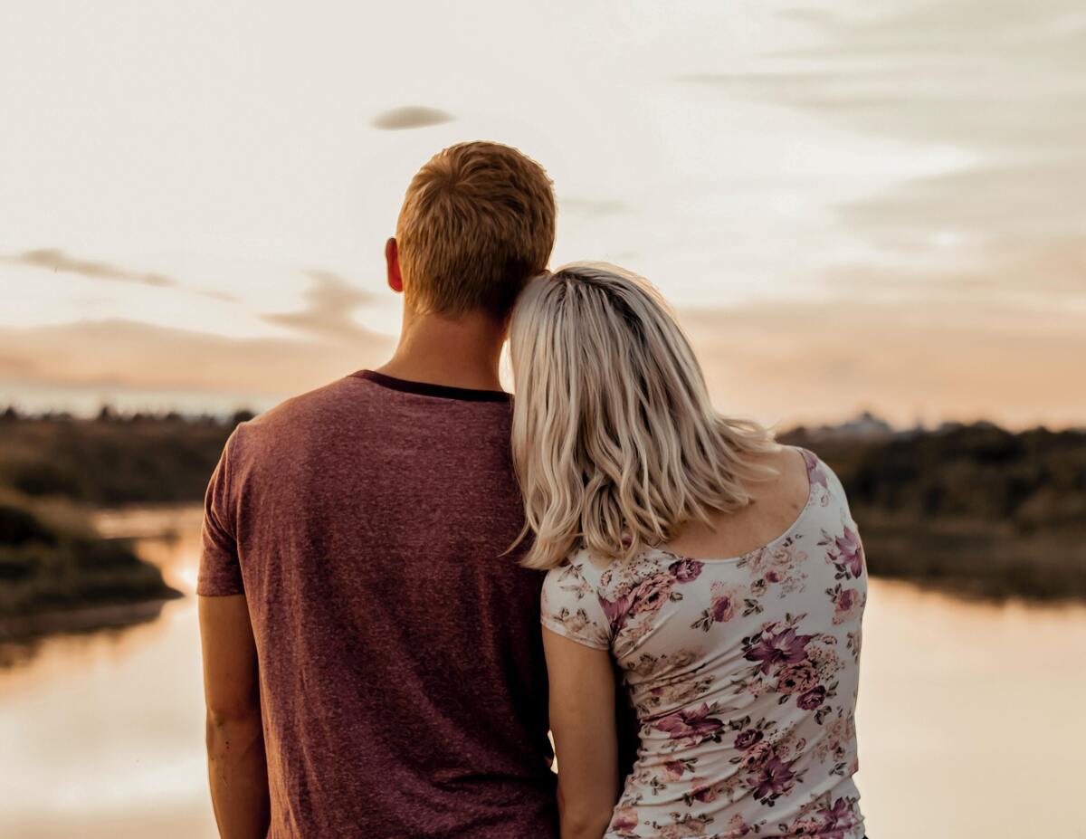 Casal de costas, lago ao fundo. 