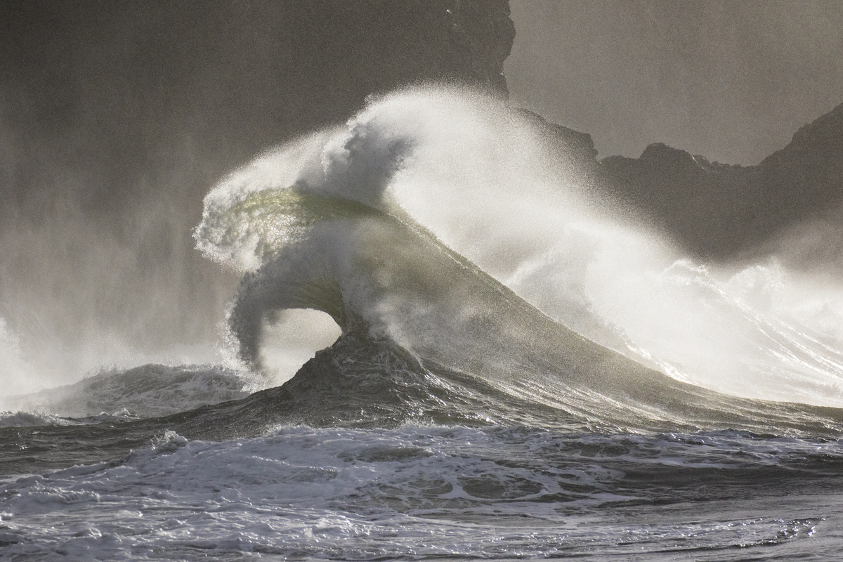 Onda grande em mar agitado