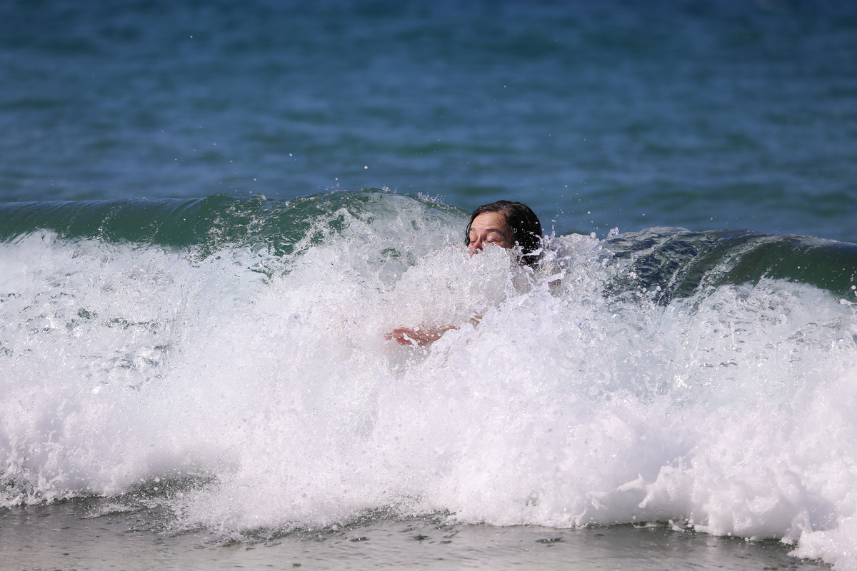 Pessoa se afogando em mar agitado