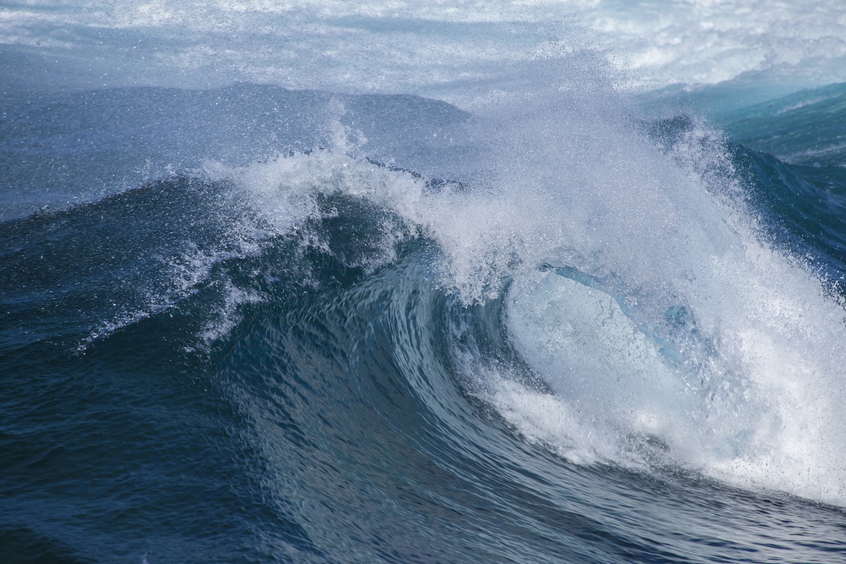 Mar agitado com ondas grandes